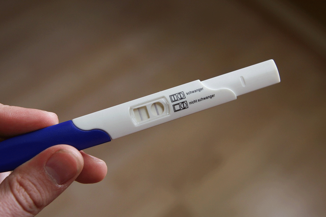Bild von einem positiven Schwangerschaftstest.