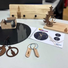 Bild von einigen kleinen Holzprodukten der Werkstatt mit der eigenen Marke "Zuhause in Friedberg". Schlüsselanhänger, Küchenbrett und ähnliches.