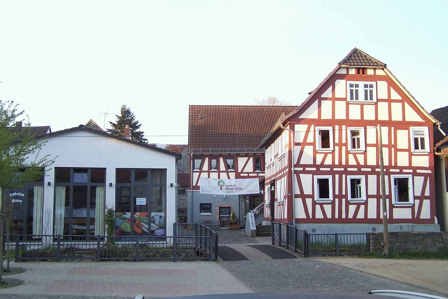 Ein Bild mit dem Gebäude von Dorftreff und Familienzentrum Nidda-Wallernhausen.