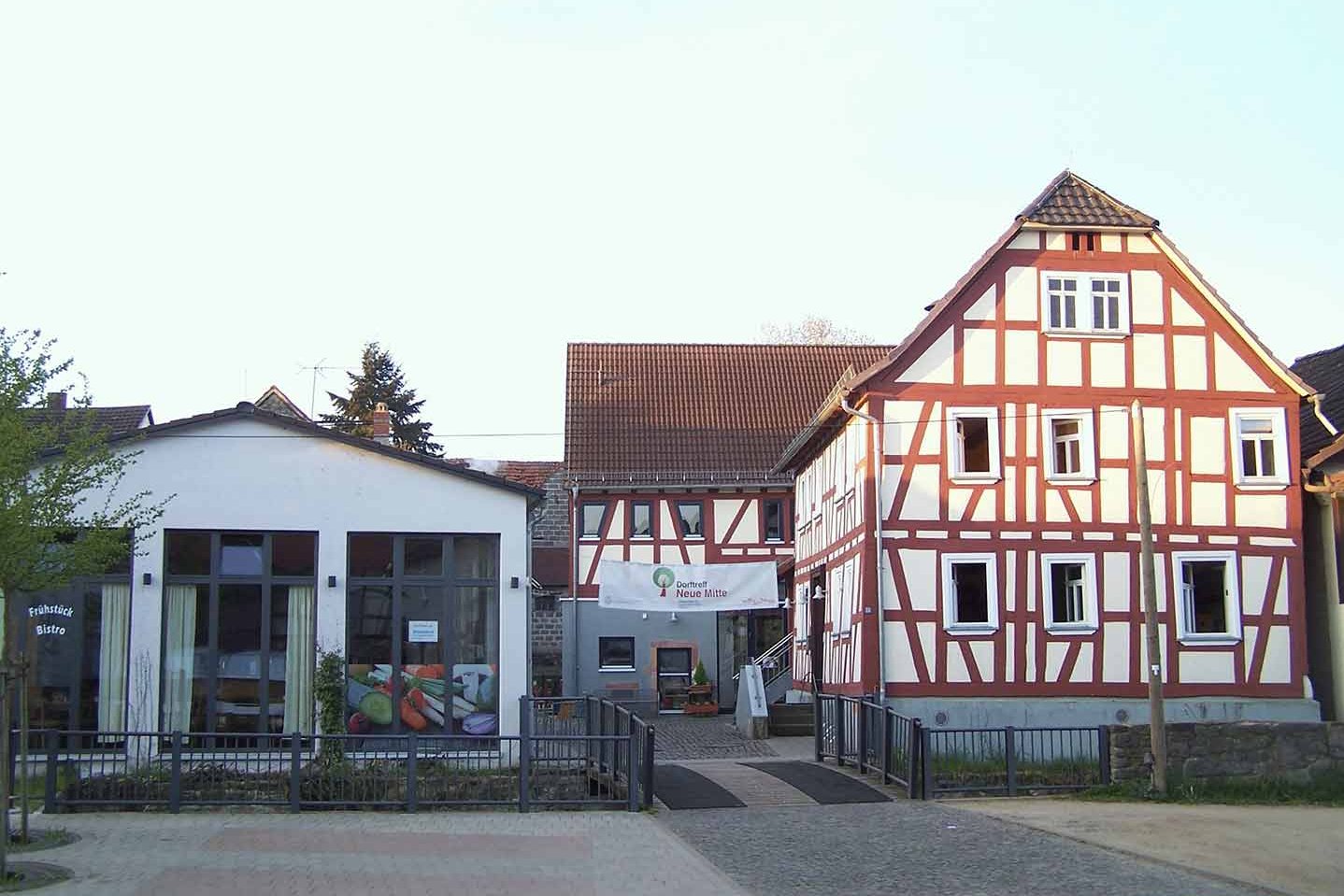 Ein Bild mit dem Gebäude von Dorftreff und Familienzentrum Nidda-Wallernhausen.